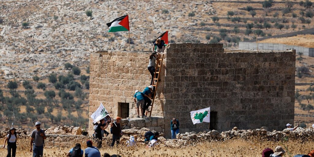 Palestinci i aktivisti skinuli izraelske zastave sa objekta kojeg su zauzeli izraelski doseljenici na Zapadnoj obali