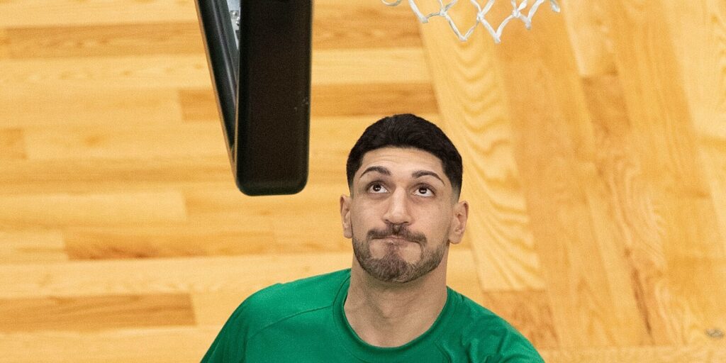 Šala ili ipak ne? Enes Kanter najavio da će zaigrati žensku košarku u Americi