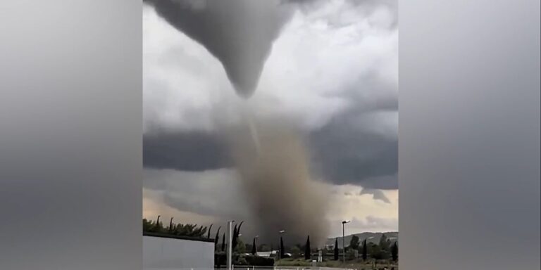 Snažan tornado rušio kuće i nosio krovove, najmanje 26 povrijeđenih