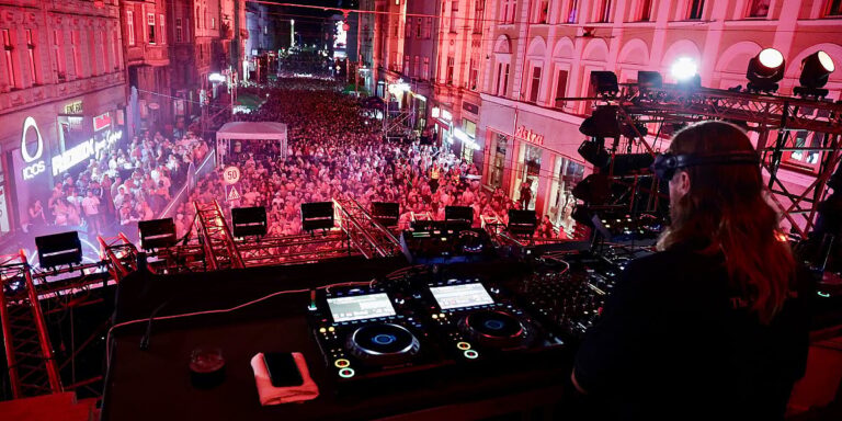 Solomun priredio spektakl ispred Vječne vatre u Sarajevu: Nezaboravnom večeri zatvoren SFF