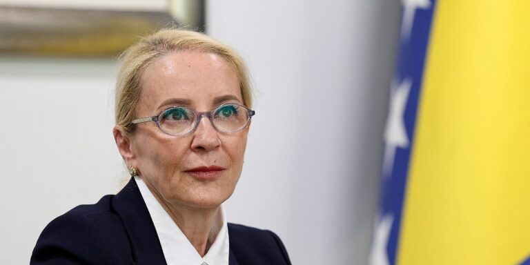 Sud poništio odluke UNSA-e o oduzimanju titule magistra, Sebiji Izetbegović se mora isplatiti više od 23 hiljade KM