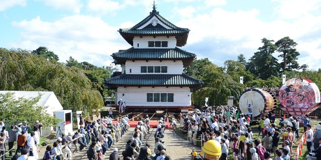 U Japanu angažovano 1.800 ljudi da pomoću konopaca pomjere zamak težak 360 tona