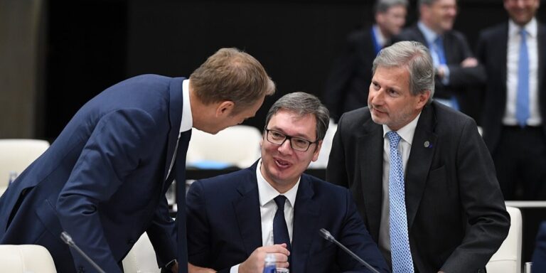 Austrijski Zeleni traže objašnjenje zbog sastanka Hahna i Vučića koji je održan dan prije sahrane zločinca Mladića