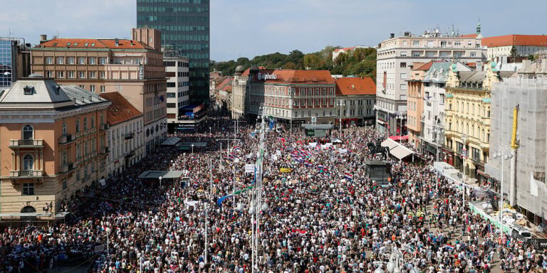 Desetine hiljada građana na Trgu bana Jelačića, upućen ultimatum Vladi