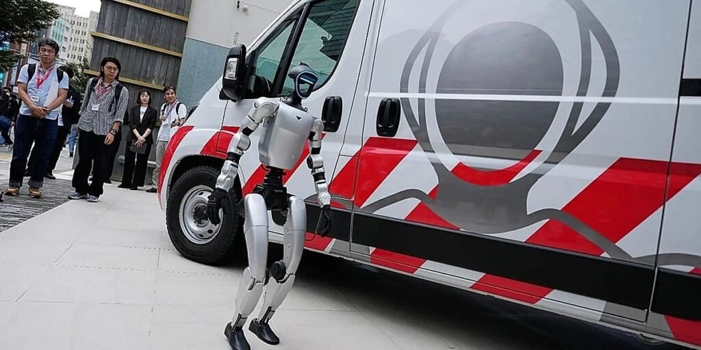Japanci predstavili "ambulantno vozilo" za popravku i zamjenu humanoidnih robota na terenu