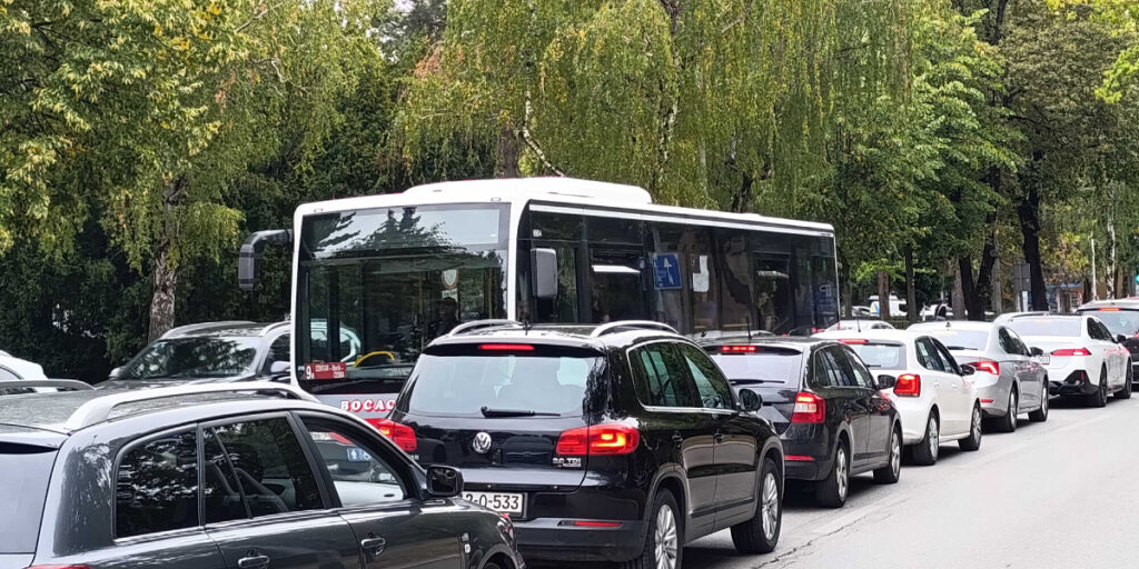 Kolone na ulicama, nervoza među vozačima, pješaci jedva prolaze