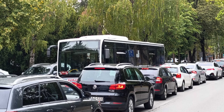 Kolone na ulicama, nervoza među vozačima, pješaci jedva prolaze