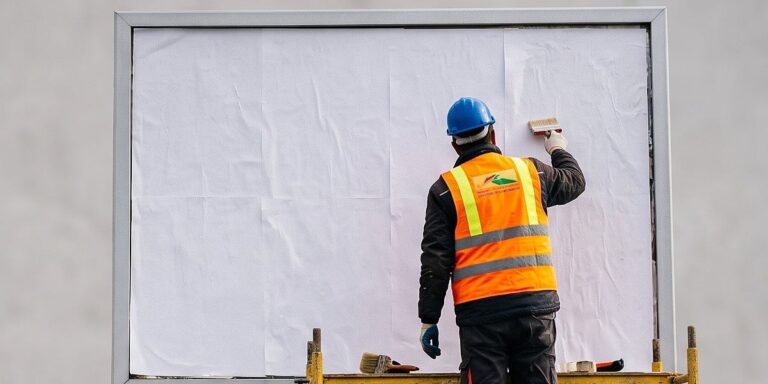 Na plakatima nasmijana lica i velika obećanja, a programi u drugom planu