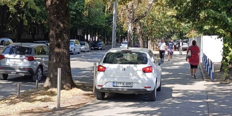 Pješaci zbog automobila silaze na ulicu
