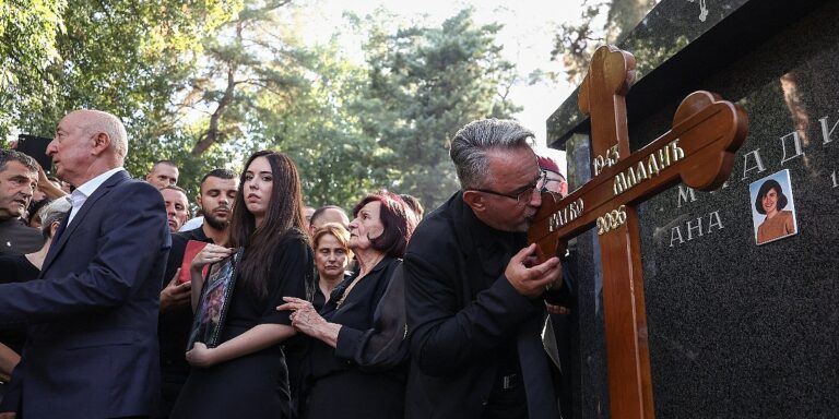 Sahrana Ratka Mladića razotkrila je jaz između evropskih ambicija Srbije i političke stvarnosti