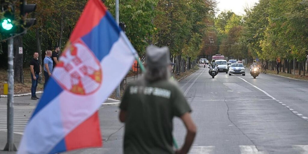 Srbija na doček tijela zločinca Mladića poslala i ministra, građani se okupljali na mostovima