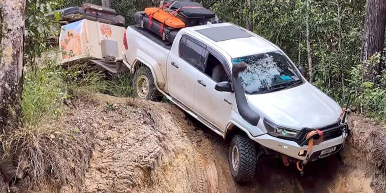 Toyota Hilux s prikolicom savladao gotovo vertikalnu padinu
