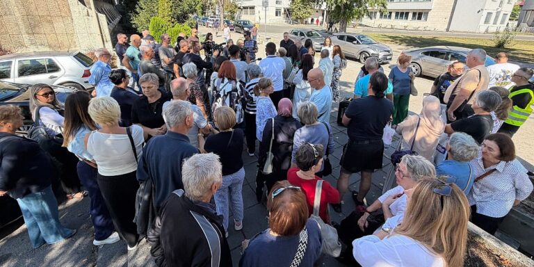 Tuzlaci protestovali zbog pritvaranja 15-godišnjakinje, poručili da djeca nisu zaštićena i da pravdu uzimaju u svoje ruke