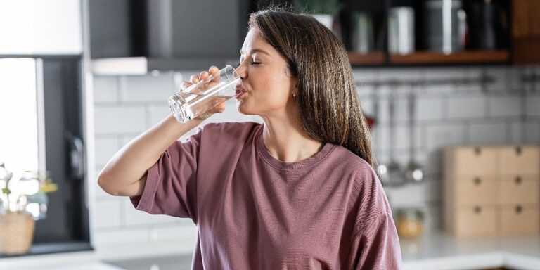 Zašto biste trebali popiti čašu vode prije prve jutarnje kafe