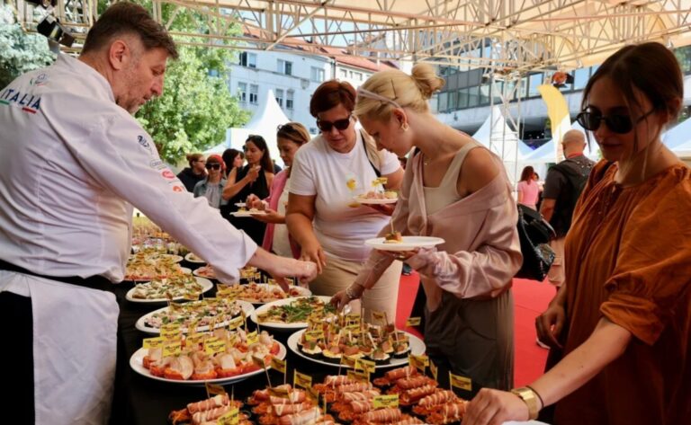 Zašto toliko volimo piletinu za doručak? Inspiraciju smo pronašli na festivalskom trgu u Sarajevu