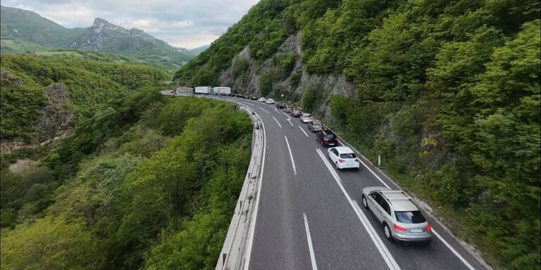 Pogledajte kako iz zraka izgledaju gužve na magistralnoj cesti od Bradine prema jugu BiH Pogledajte kako iz zraka izgledaju gužve na magistralnoj cesti od Bradine prema jugu BiH
