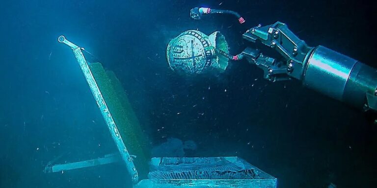 Robot zaronio 2,4 kilometra u Sredozemno more, snimio olupinu i izvukao stoljećima stare predmete