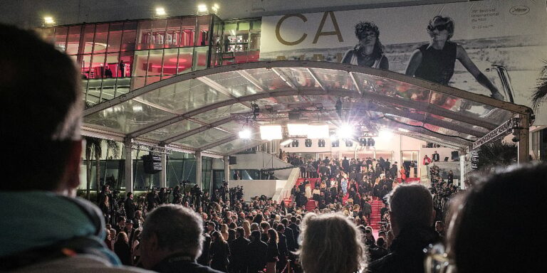 600 filmskih radnika potpisalo peticiju protiv milijardera 600 filmskih radnika potpisalo peticiju protiv milijardera