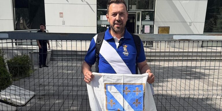 Adnanu Bajriću MUP RS-a vratio zastavu s ljiljanima koja mu je oduzeta u Banjoj Luci 2015. godine