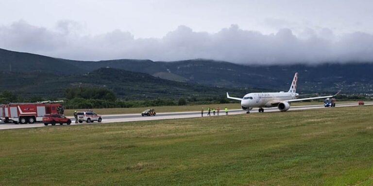 Avion Croatia Airlinesa izletio s piste prilikom polijetanja Avion Croatia Airlinesa izletio s piste prilikom polijetanja