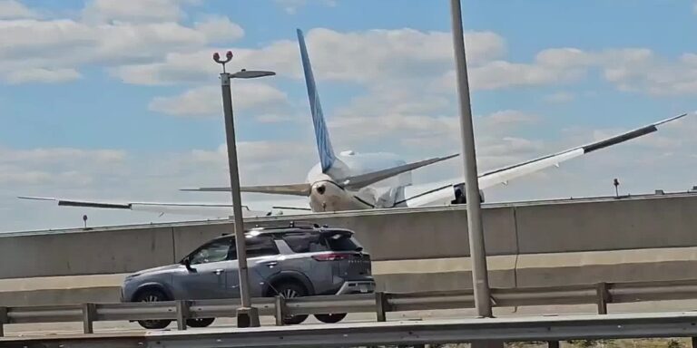 Avion prilikom slijetanja udario u kamion na autoputu, vozač zadobio povrede Avion prilikom slijetanja udario u kamion na autoputu, vozač zadobio povrede