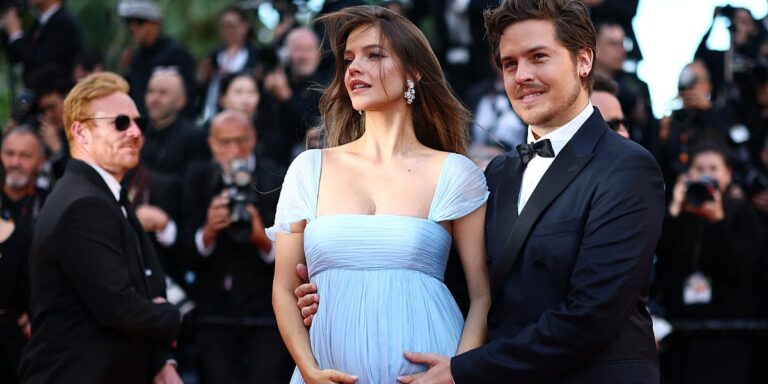 Barbara Palvin i Dylan Sprouse očekuju prvo dijete, manekenka na crvenom tepihu istakla trudnički stomak