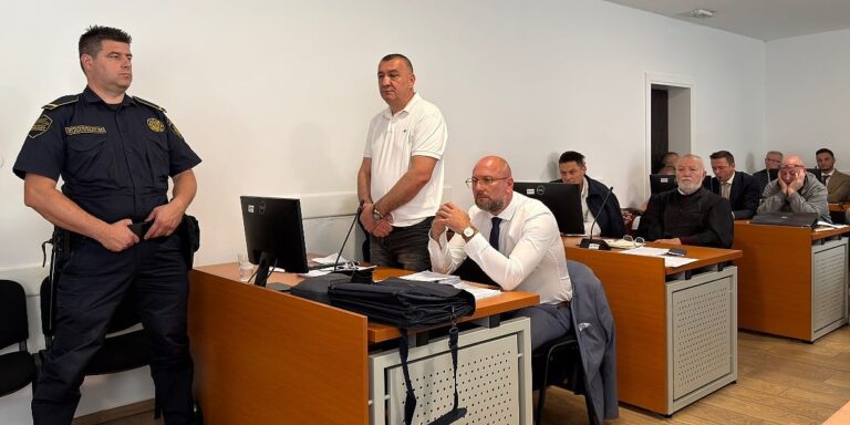 Čak sedam policajaca optuženo je za podvođenje maloljetnica u Tuzli, pojedinima prijeti preko 10 godina zatvora Čak sedam policajaca optuženo je za podvođenje maloljetnica u Tuzli, pojedinima prijeti preko 10 godina zatvora
