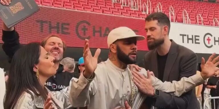 Dani Alves u suzama pred 35.000 ljudi objavio svoju posvećenost vjeri