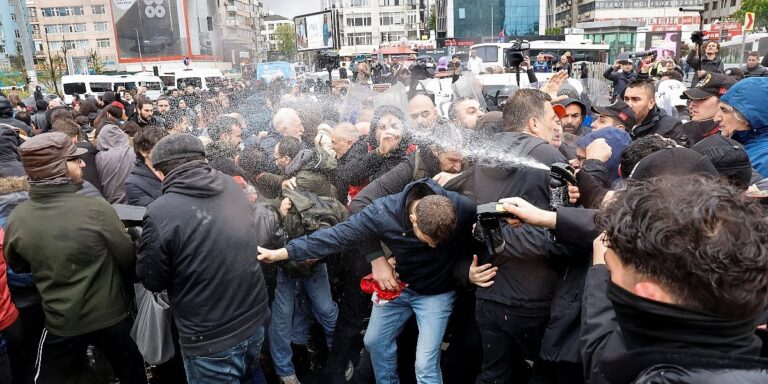 Demonstranti se sukobili s policijom, veliki broj uhapšenih
