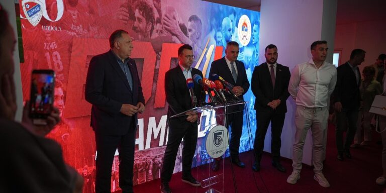 Dodik najavio gradnju evropskog stadiona za Borac, Misimović mu uručio dres i zahvalio se za podršku