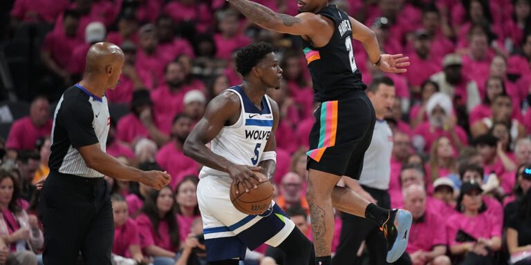 Edwards se vratio i odveo Timberwolvese do pobjede nad Spursima u prvoj utakmici polufinala Zapada Edwards se vratio i odveo Timberwolvese do pobjede nad Spursima u prvoj utakmici polufinala Zapada