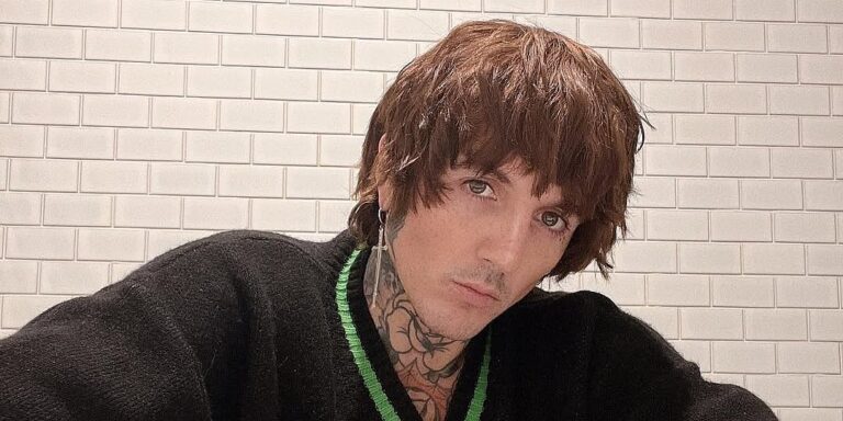 Frontmen benda "Bring Me the Horizon" zadobio blaži potres mozga nakon što ga je fan na koncertu pogodio telefonom