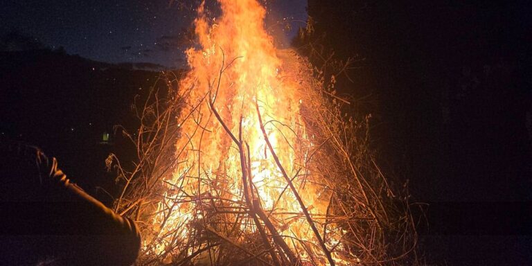 Goraždani se okupili na prvomajskom uranku, zapalili logorsku vatru kod spomenika Titu na Mravinjcu Goraždani se okupili na prvomajskom uranku, zapalili logorsku vatru kod spomenika Titu na Mravinjcu