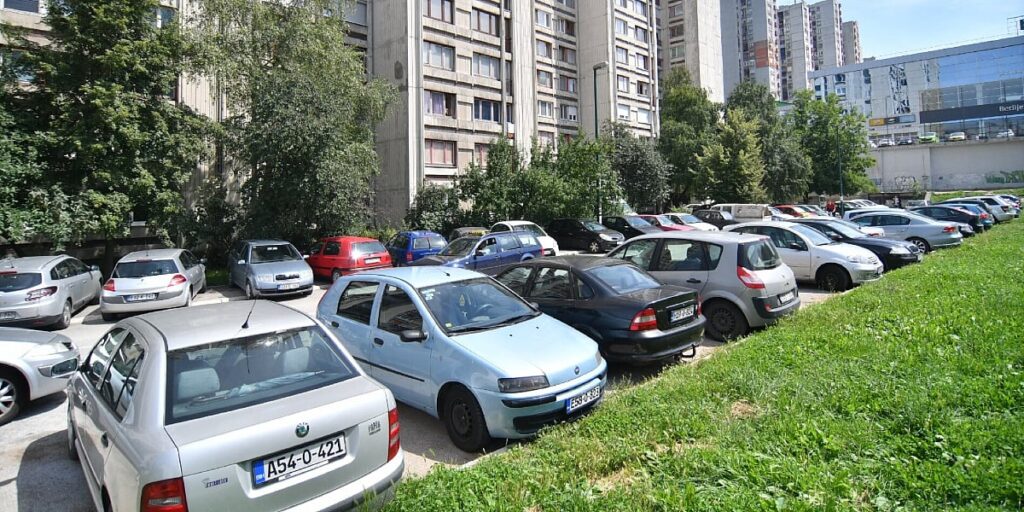 Grad je pretijesan, parking u Sarajevu pretvara se u opšti haos Grad je pretijesan, parking u Sarajevu pretvara se u opšti haos