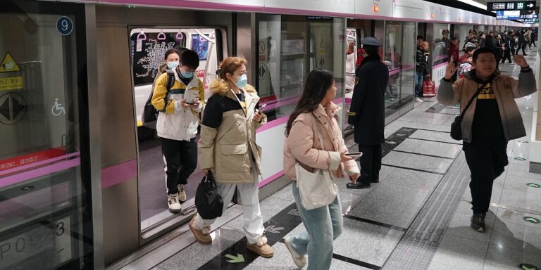 Kineske željeznice od januara do aprila prevezle 1,5 milijardi putnika Kineske željeznice od januara do aprila prevezle 1,5 milijardi putnika