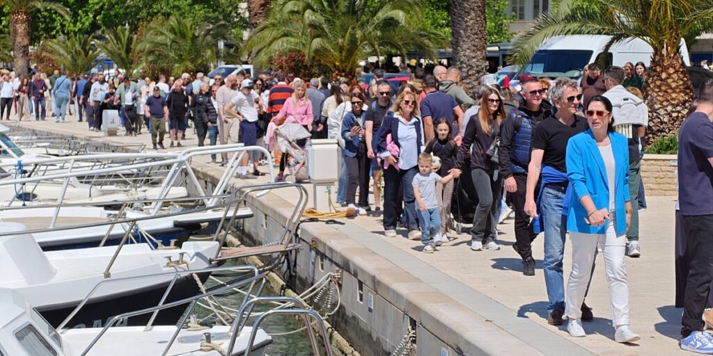 Makarska ispunjena turistima iz BiH, u Baškoj Vodi janjci na ražnju mamili poglede prolaznika