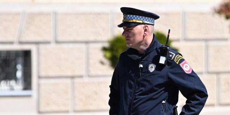 Muškarac i žena uhapšeni jer su napali maloljetnika i policajca, pronađen i pištolj Muškarac i žena uhapšeni jer su napali maloljetnika i policajca, pronađen i pištolj