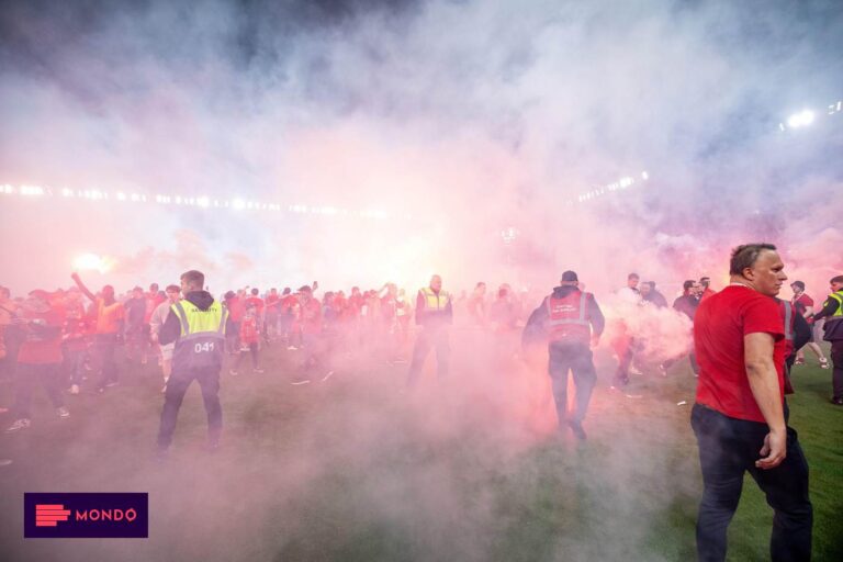 Navijači Slavije utrčali na teren