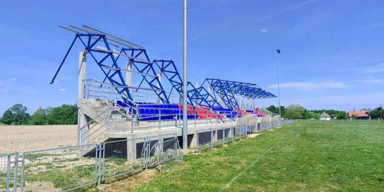 Obrušio se dio krovne konstrukcije na stadionu u Brčkom, izbjegnuta tragedija