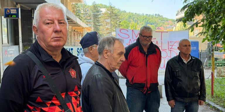 Okupljeni građani političare nazvali bandom koja uništava sve pred sobom