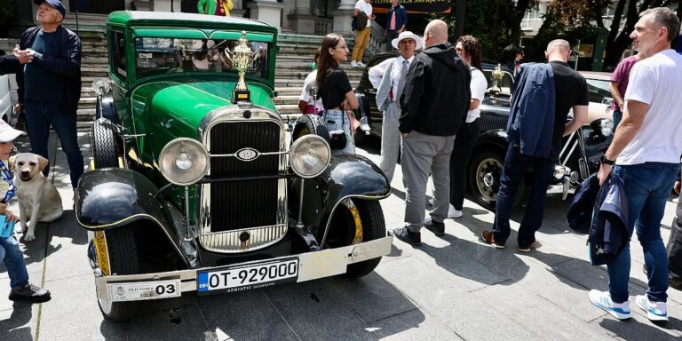 Oldtimeri u Sarajevu priredili pravi praznik ispred Pozorišta