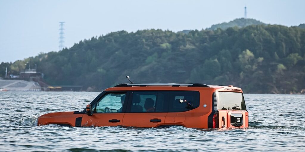 Ovaj SUV se ne boji ni off-road terena ni duboke vode