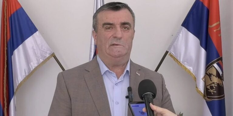 Počelo suđenje načelniku Vlasenice zbog veličanja Mladića i Karadžića, odbrana pokušala zaustaviti proces Počelo suđenje načelniku Vlasenice zbog veličanja Mladića i Karadžića, odbrana pokušala zaustaviti proces