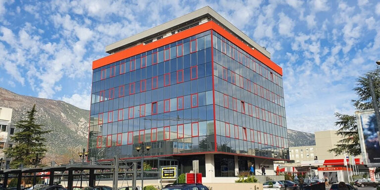 Poliklinika i dnevna bolnica Vitalis iz Mostara postaje prvi centar za operativno liječenje skolioze u Bosni i Hercegovini Poliklinika i dnevna bolnica Vitalis iz Mostara postaje prvi centar za operativno liječenje skolioze u Bosni i Hercegovini