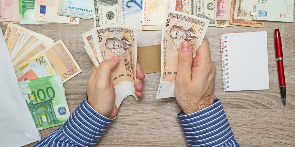 Prosječna plata u RS-u u aprilu iznosila 1.643 KM, godišnja inflacija 6,8 posto Prosječna plata u RS-u u aprilu iznosila 1.643 KM, godišnja inflacija 6,8 posto