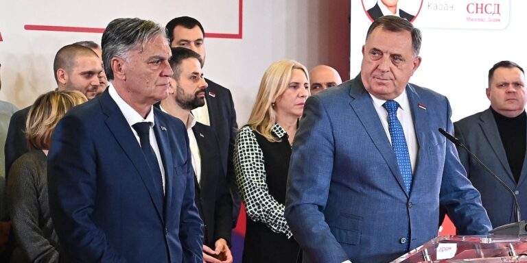 SNSD traži ukidanje Schmidtovih odluka i zakona po kojem je osuđen Dodik SNSD traži ukidanje Schmidtovih odluka i zakona po kojem je osuđen Dodik