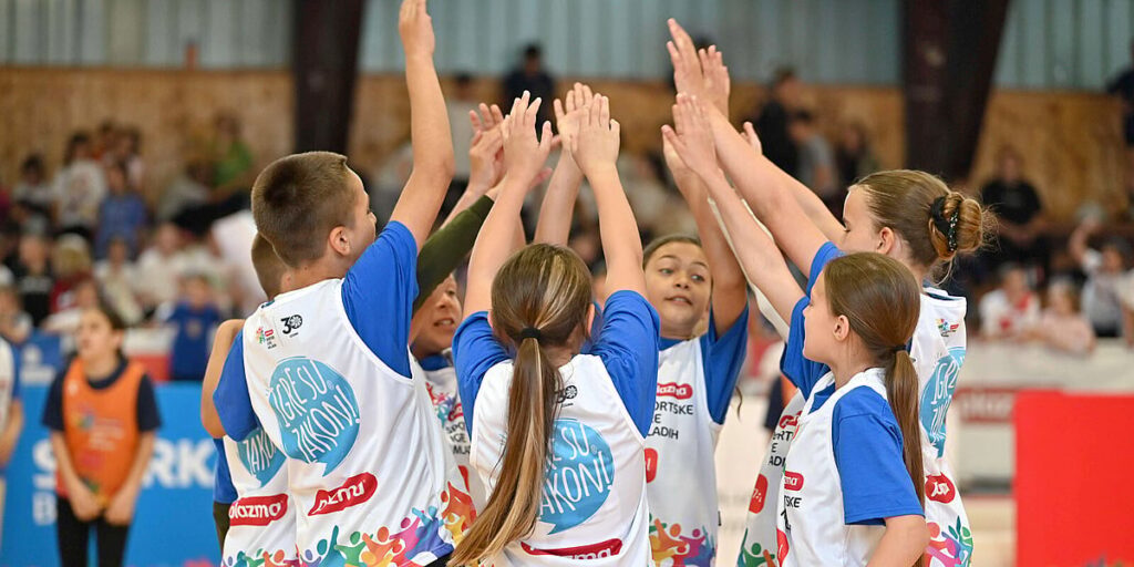 Sportski duh i druženje obilježili Sportske igre mladih u Livnu, Sanskom Mostu, Bihaću i Bijeljini Sportski duh i druženje obilježili Sportske igre mladih u Livnu, Sanskom Mostu, Bihaću i Bijeljini