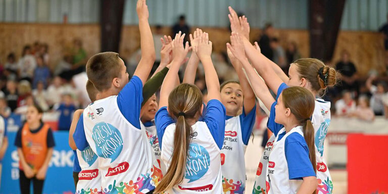 Sportski duh i druženje obilježili Sportske igre mladih u Livnu, Sanskom Mostu, Bihaću i Bijeljini Sportski duh i druženje obilježili Sportske igre mladih u Livnu, Sanskom Mostu, Bihaću i Bijeljini