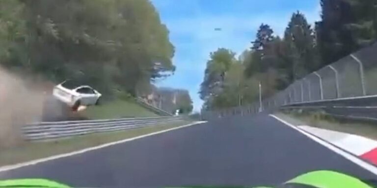 Tesla Model 3 se katapultirao sa staze i zapalio nakon udara