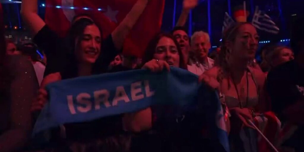 Tokom čitanja rezultata glasanja na Eurosongu publika izviždala Izraelce, voditeljica ih pokušala nadglasati Tokom čitanja rezultata glasanja na Eurosongu publika izviždala Izraelce, voditeljica ih pokušala nadglasati
